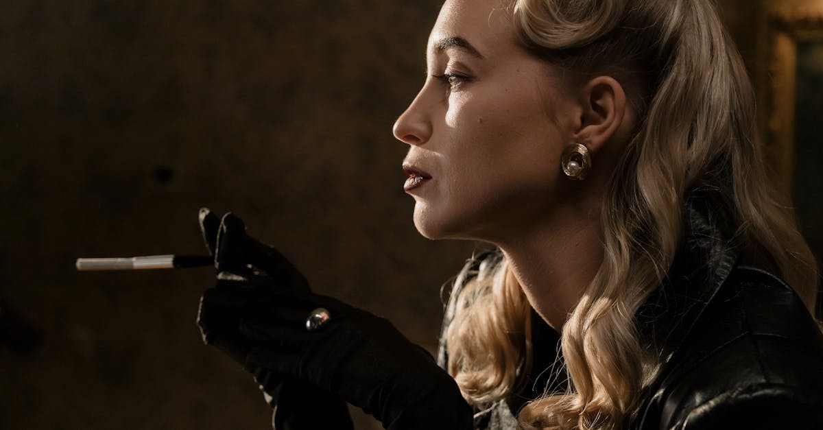 plongez dans l'univers envoûtant de la femme fatale, une figure mystérieuse et séduisante qui incarne le pouvoir, la passion et le danger. explorez son charme irrésistible et découvrez comment elle captive les âmes avec une allure à couper le souffle.
