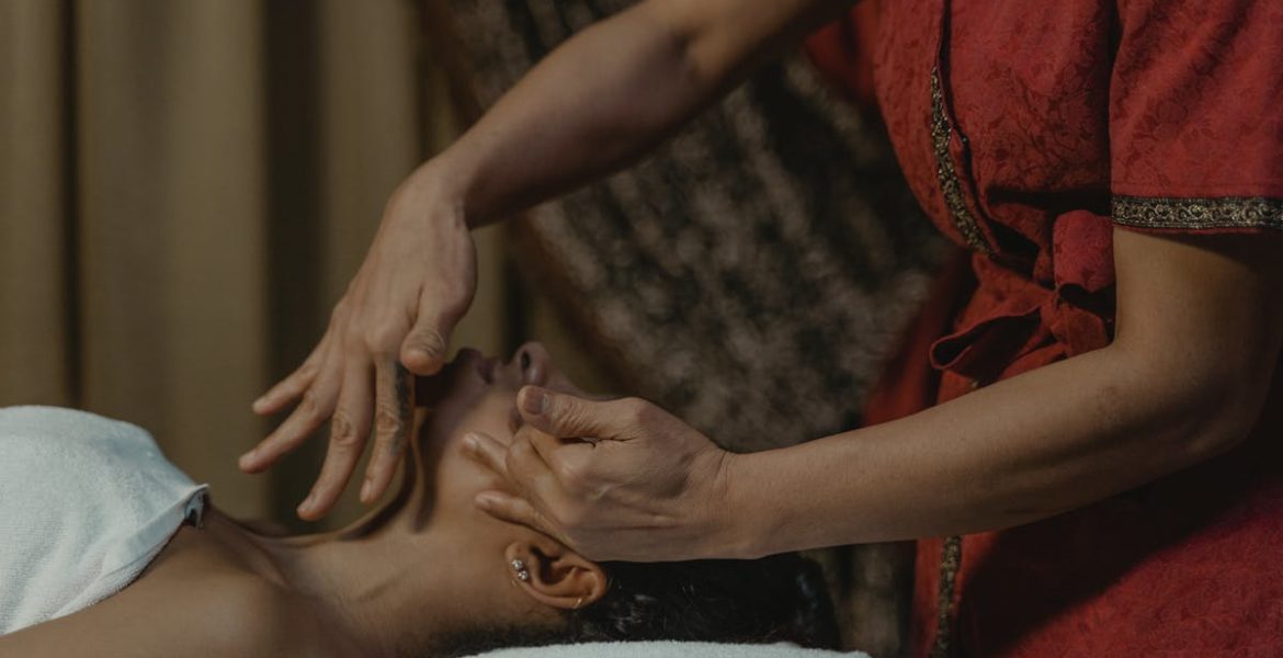 découvrez les bienfaits de l'acupression, une pratique ancestrale qui stimule les points d'énergie du corps pour soulager le stress, améliorer la circulation et favoriser le bien-être. apprenez à utiliser cette technique naturelle pour harmoniser votre corps et votre esprit.