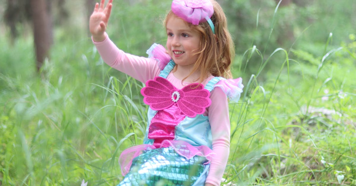 découvrez notre costume de sirène, parfait pour vos soirées à thème, halloween ou carnavals. avec des détails scintillants et une coupe élégante, vous serez la star de chaque événement en incarnant la magie des profondeurs marines.