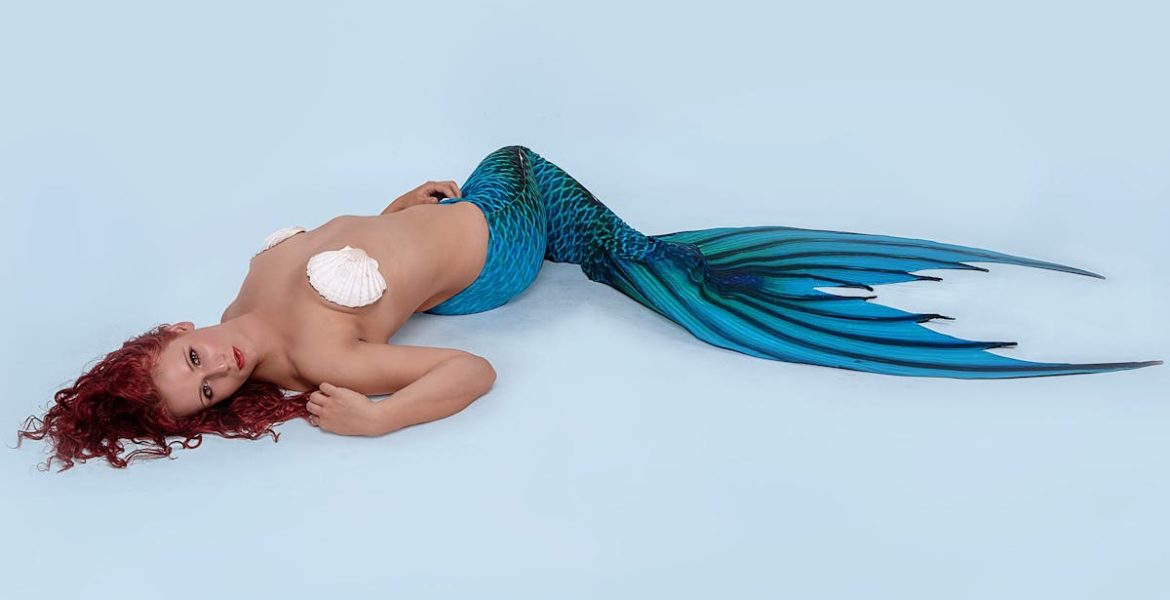 découvrez notre costume de sirène enchanteur, idéal pour les soirées à thème, les fêtes et les événements costumés. avec des détails scintillants et des finitions élégantes, ce costume vous plongera dans l'univers magique des profondeurs marines. parfait pour tous ceux qui rêvent d'incarner une créature fantastique et envoutante.