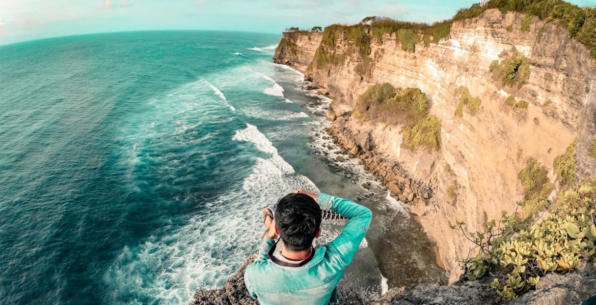 découvrez bali, l’île indonésienne réputée pour ses plages idylliques, ses rizières en terrasse, sa culture unique et ses temples majestueux. préparez votre séjour à bali grâce à nos conseils et bons plans pour profiter pleinement de ce véritable paradis tropical.